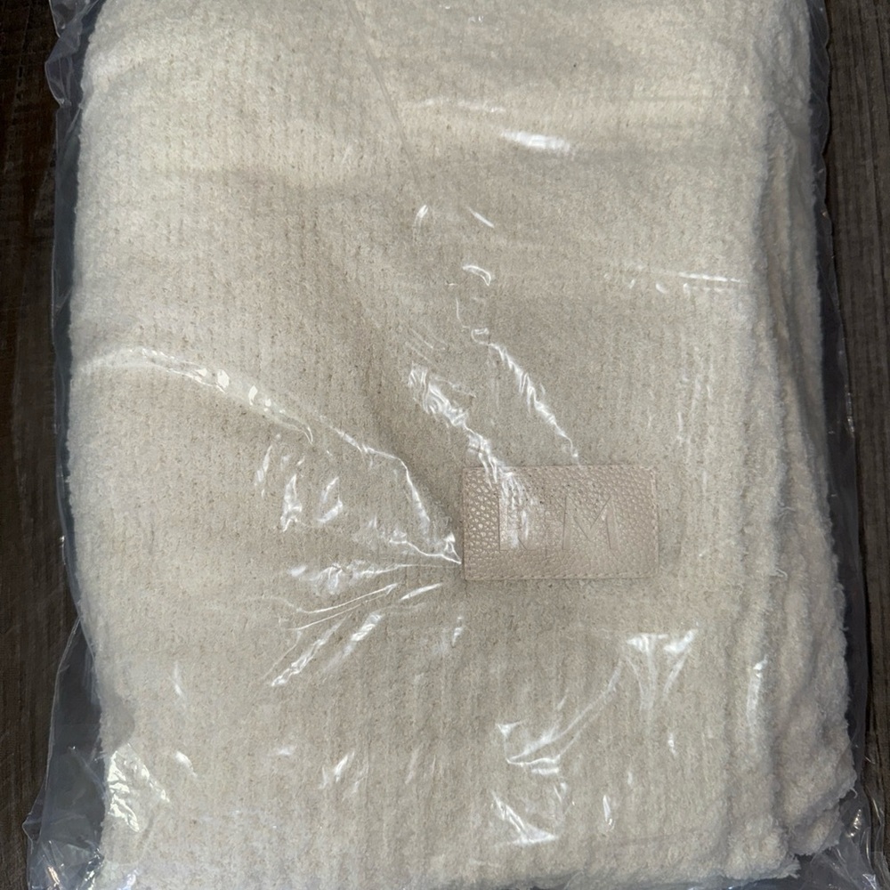 Rachel Mariam The Cloud 40” x 50” Soft And Cozy Throw In Ivory - Picture 5 of 8